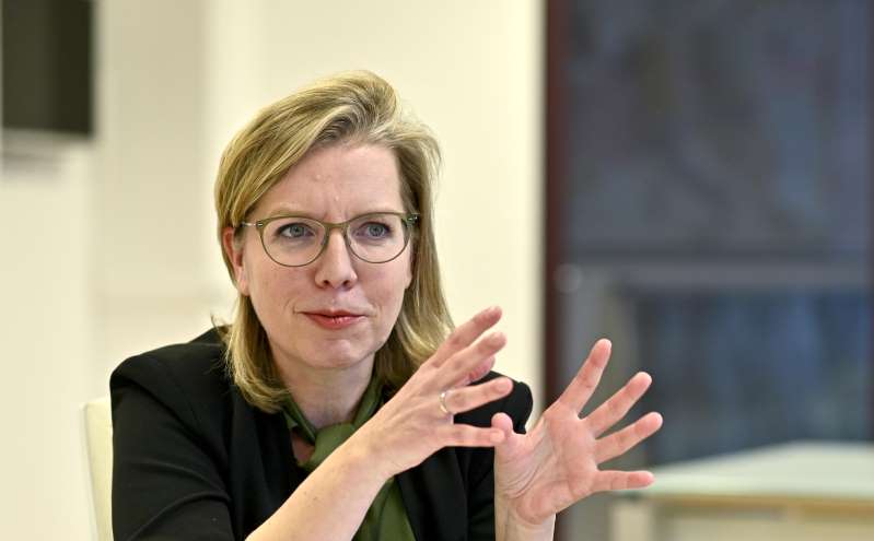 Applications for get-out-of-oil bonus increased tenfold
