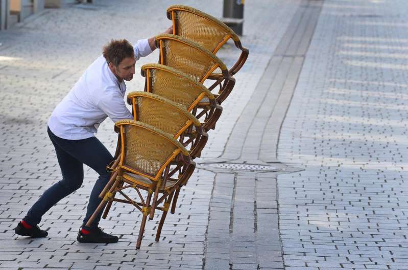 Corona crisis hit young people and workers in tourism the hardest