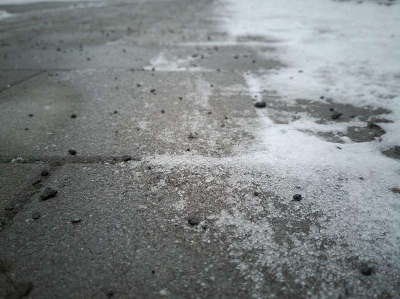 Are there alternatives to road salt in winter?