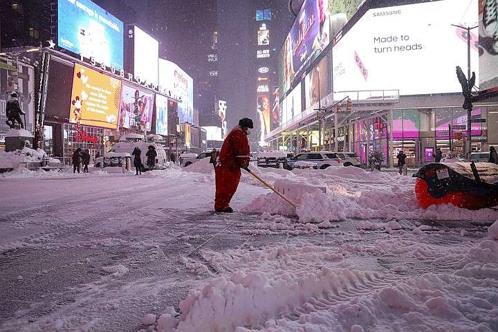 Washington and New York covered with snow