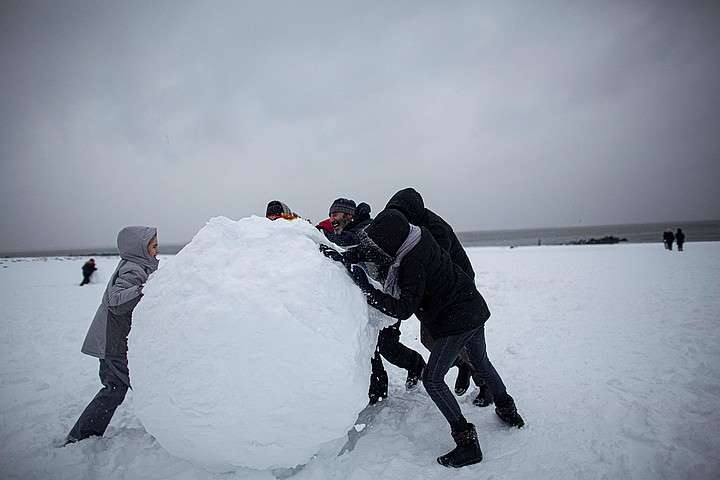 Washington and New York covered with snow