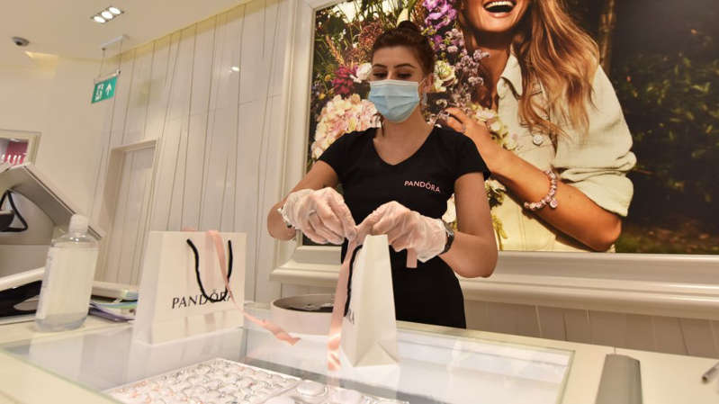 Pandora will replace natural diamonds with imitation diamonds