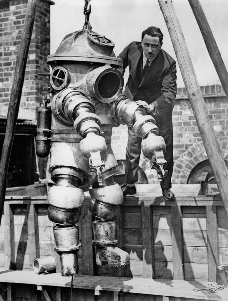 What the first wetsuits looked like (scary photos)