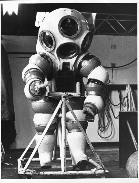 What the first wetsuits looked like (scary photos)