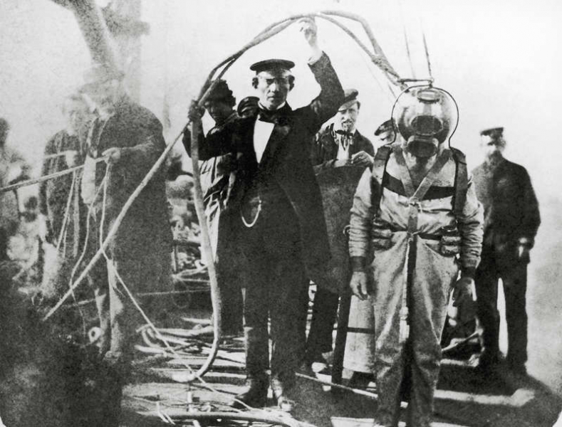 What the first wetsuits looked like (scary photos)
