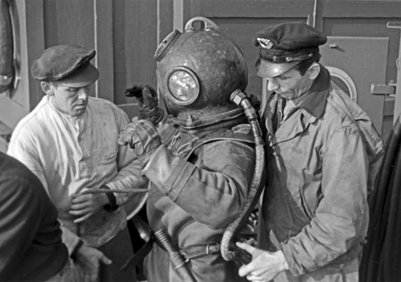 What the first wetsuits looked like (scary photos)
