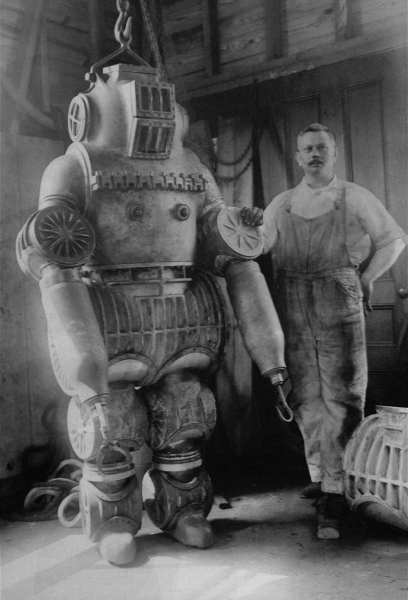 What the first wetsuits looked like (scary photos)