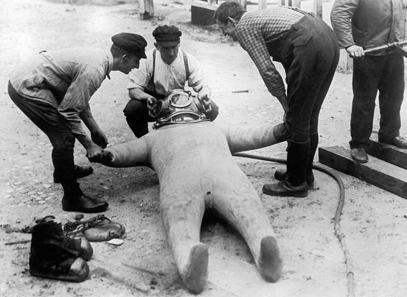What the first wetsuits looked like (scary photos)