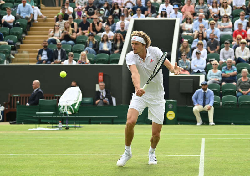 Wimbledon: Federer, Zverev and Berrettini move into the round of 16