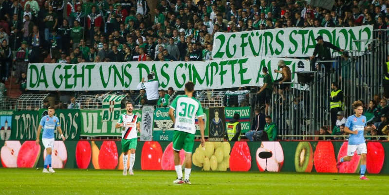 Rapid fans protest against the 2G rule in the stadium