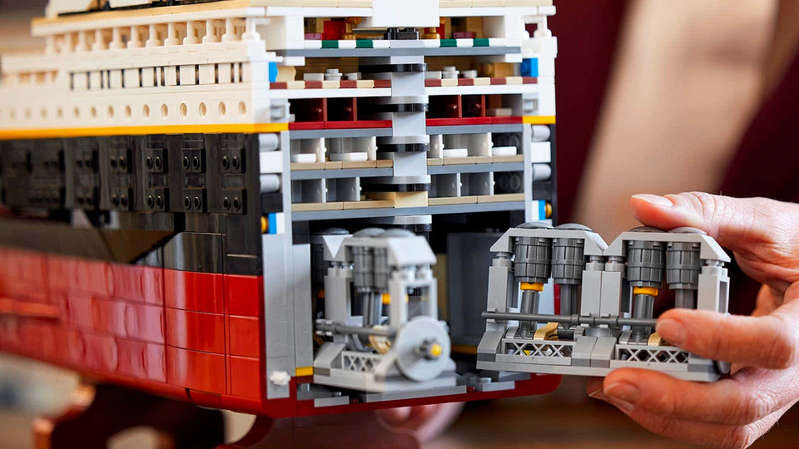 Lego presented an exact copy of the Titanic from more than 11 thousand parts