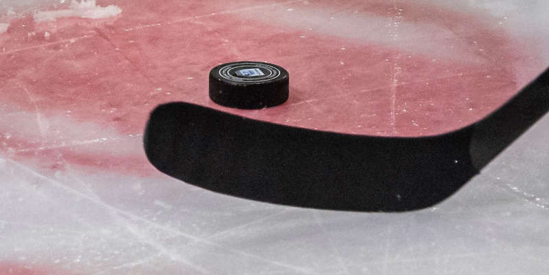 Player collapses - ice hockey game canceled