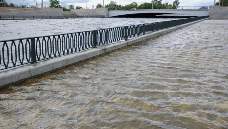 The dam is closed in St. Petersburg due to the threat of flooding