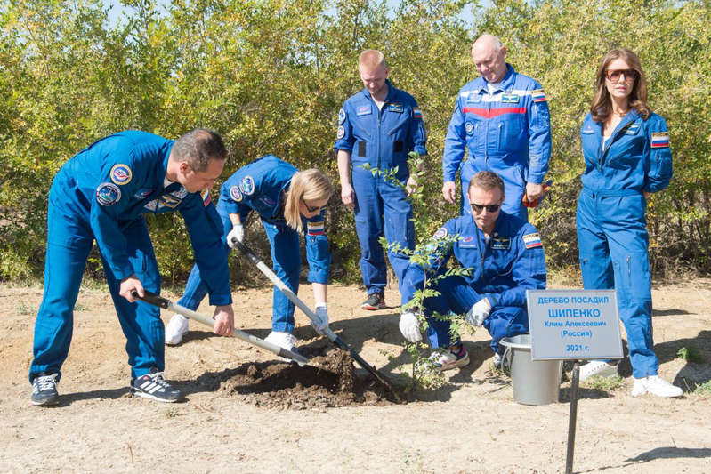 Klim's wife Shipenko came to Baikonur wearing a black scarf. Docking of the Soyuz MS-19 spacecraft with the ISS was problematic