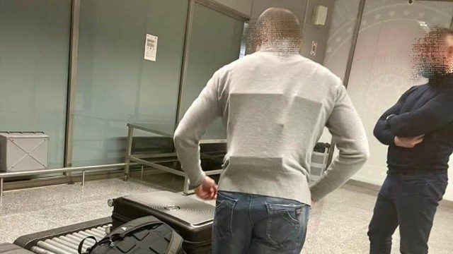 Like a ninja turtle: a Ukrainian brought six iPhones strapped to his body from the UAE