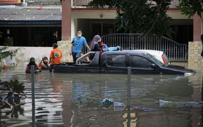 Under water whole cities are gone: Malaysia suffers from severe floods (photo) 