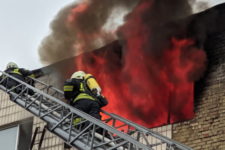  Fire in the center of Kiev: warehouses are burning, rescuers evacuated six people 