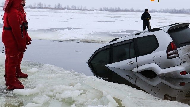 A car was pulled out of the Dnieper in Cherkasy