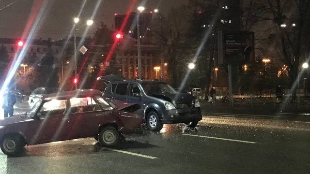 On the road in Kiev jeep and Zhiguli did not miss 