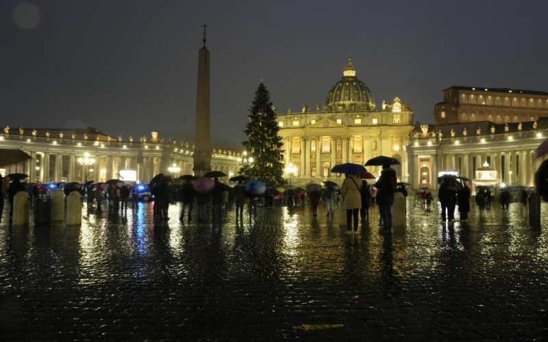  A Christmas tree was lit in the Vatican on St. Peter's Square (photo, video) 