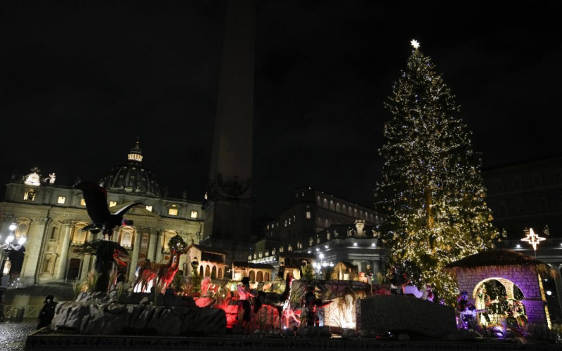  A Christmas tree was lit in the Vatican on St. Peter's Square (photo, video) 