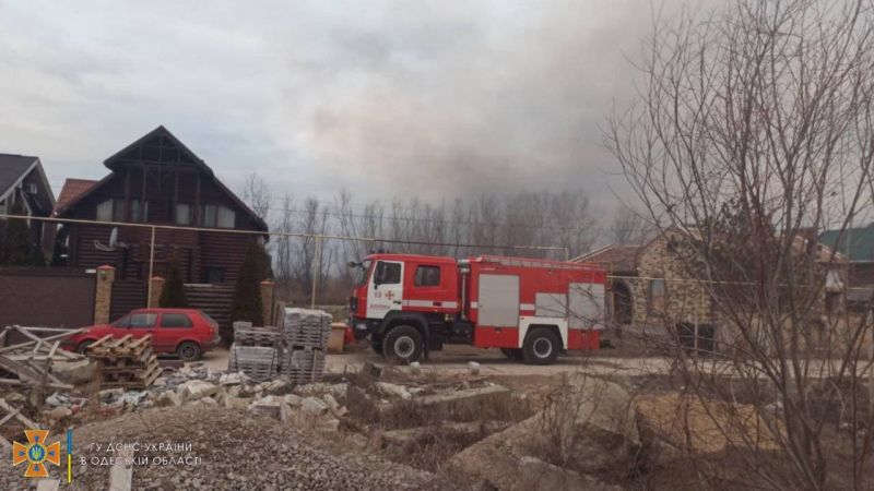 Sparks fly towards houses: a national natural park is on fire in the Odessa region