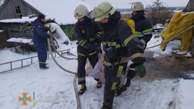 Не могла самостоятельно двигаться: под Харьковом в пожаре чуть не погибла 62-летняя женщина