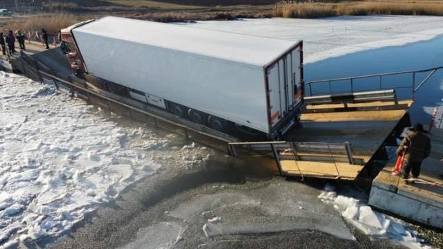 Under Mykolayiv, a truck drowned a pontoon site and blocked the passage