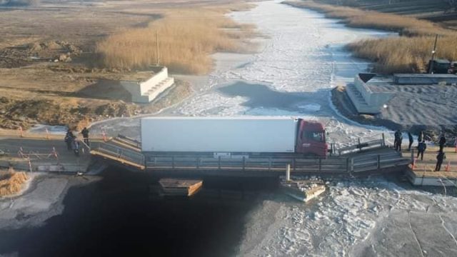 Under Mykolayiv, a truck drowned a pontoon site and blocked the passage