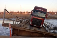 Under Mykolayiv, a truck drowned a pontoon site and blocked the passage