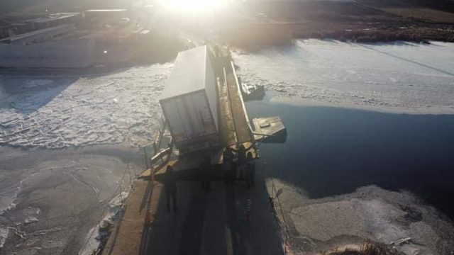Under Mykolayiv, a truck drowned a pontoon site and blocked the passage