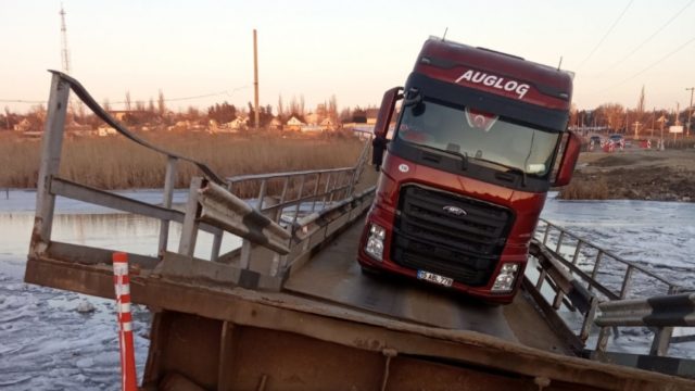 Under Mykolayiv, a truck drowned a pontoon site and blocked the passage
