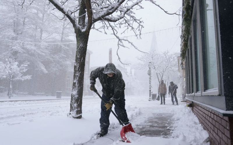 USA covered snow storm: five people died, hundreds of accidents occurred 