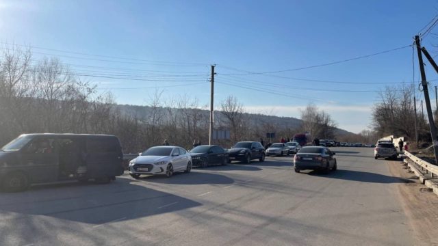 Only women and children are allowed through: dozens of cars cross the border of Ukraine with Moldova