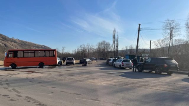 Only women and children are allowed through: dozens of cars cross the border of Ukraine with Moldova