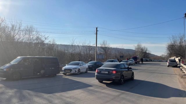 Only women and children are allowed through: dozens of cars cross the border of Ukraine with Moldova