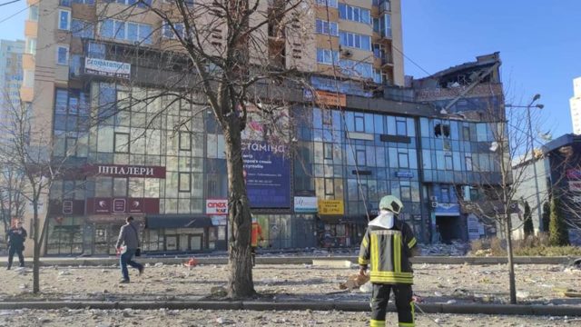 The rocket of the invaders hit a residential building in Kyiv: there is significant damage