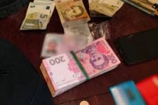 They pulled out a bag with money: in Kovel, a man was beaten in the entrance, his wife saved him