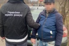 They pulled out a bag with money: in Kovel, a man was beaten in the entrance, his wife saved him