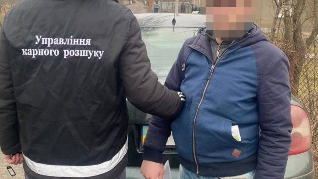 They pulled out a bag with money: in Kovel, a man was beaten in the entrance, his wife saved him