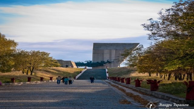 Like the Nazis in 1943: the Russian Federation fired on the mountain near Izyum, the World War II memorial was destroyed