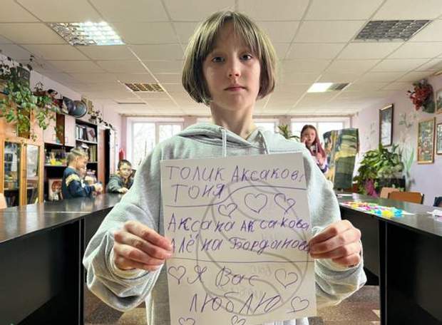 An 11-year-old refugee from Lisichansk sent a message to her relatives: a touching photo