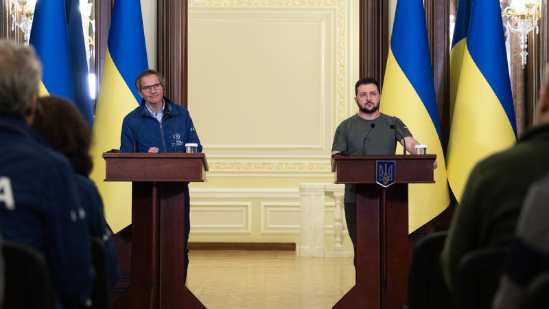 dolzhny-ostanovit-jadernyj-shantazh-so-storony-rossii-o-chem-zelenskij-govoril-s-direktorom-magate-a7c335b