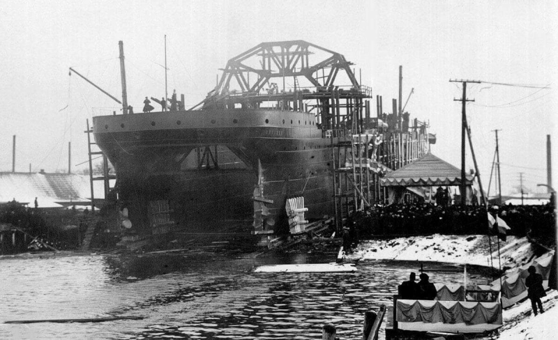 The century-old ship Kommuna was sent to examine the destroyed cruiser Moskva