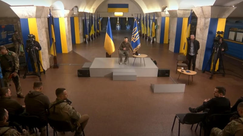 Zelensky gives a press conference in the Kyiv metro: online broadcast Vladimir Zelensky decided to hold a press conference. It is taking place right now and in a rather unusual place - in the Kiev metro.</strong></p>
<p>The President noted that this conference can answer the question of whether he is afraid of attempts on his own life – “not very much.” </p>
<p>But he admitted that his guards were very worried about this. And, of course, the family.</p>
<p>Dozens of journalists came to an unusual press conference with Zelensky. Sometimes the train interrupted the conversation.</p>
<p><strong>Stills from the broadcast:</strong></p>
<p><img decoding=