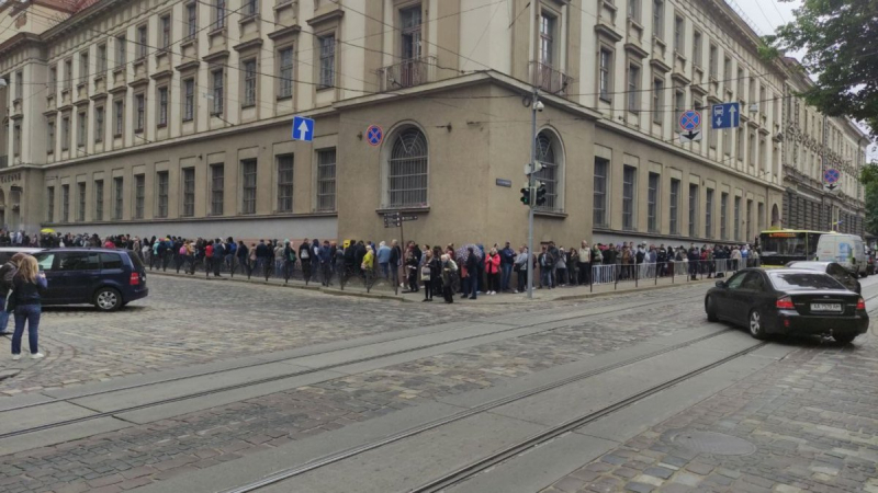 The excitement is going through the roof: crazy queues in Ukrainian cities for a new Ukrposhta stamp