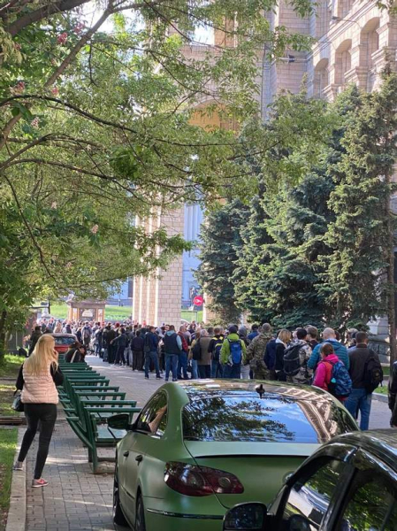  The excitement is going through the roof: in Ukrainian cities there are insane queues for a new Ukrposhta stamp /></p>
<p> <em>Morning queue at the stamp/Photo by Igor Smelyansky</em></p>
<h3> Lviv</h3>
<p> On his telegram page, the head of the Lviv OVA Maxim Kozitsky published photos of queues at new brand.</p>
<p>According to him, he had never seen such a stir, because people stood in long lines to buy a postage stamp “Russian warship, go …!”. Due to such a large demand, Ukrposhta had to limit the number of stamps that can be received in one hand.</p>
<p class=