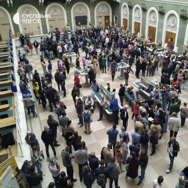  The excitement is going through the roof: in Ukrainian cities there are insane queues for a new Ukrposhta stamp /></p>
<p> <em>Queue by stamp/Photo</em></p>
<p> It is important to remind that everyone can purchase no more than 2 sheets and 5 envelopes and leaflets.</p>
<h3> Dnipro</h3>
<p> The queue for a new stamp from Ukrposhta with the destroyed Russian cruiser Moskva at the Dnipro main post office. </p>
<p class=