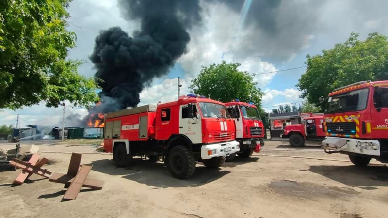 At a gas station in Nikolaev – a large-scale fire: black smoke is seen above the city
