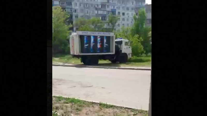 Occupiers in Mariupol spread their propaganda on mobile TVs on wheels